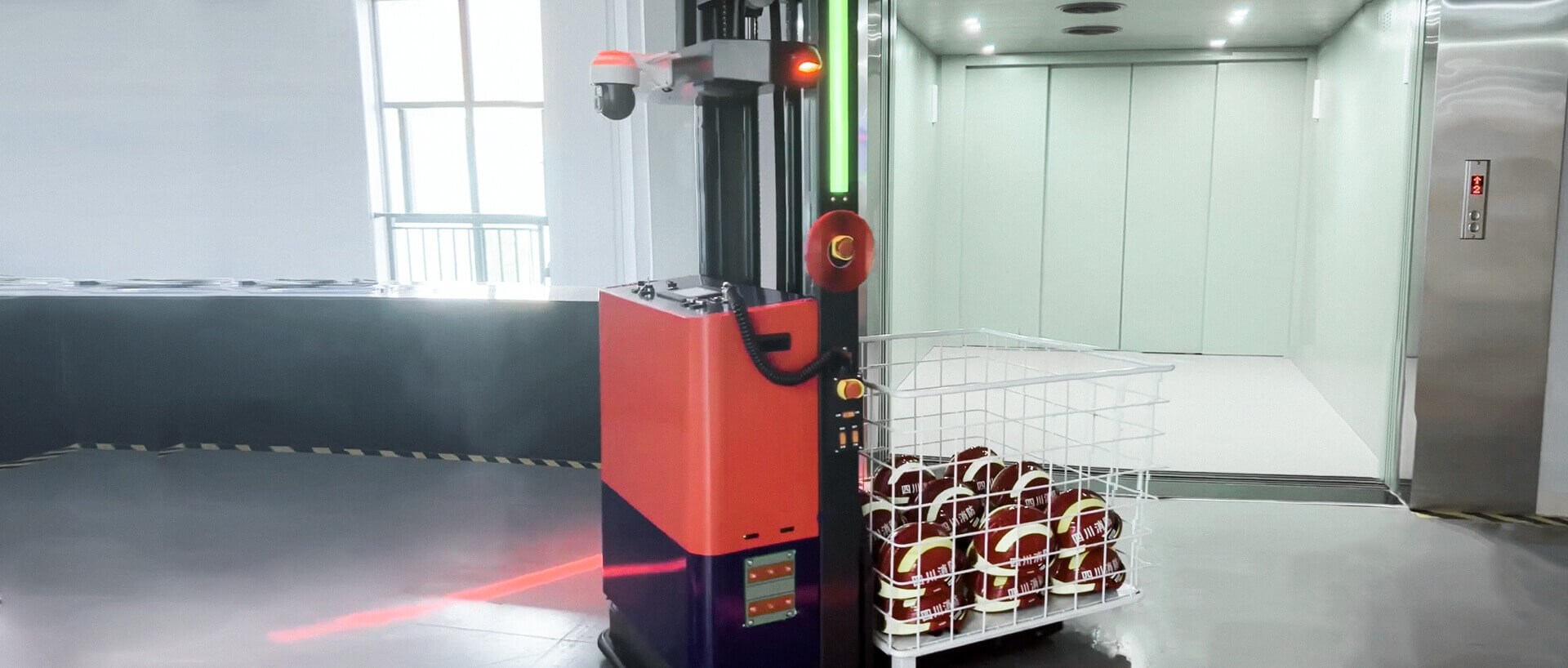 Solución de carretillas elevadoras autónomas para escenarios completos en interiores y exteriores, con cambio de planta mediante ascensor